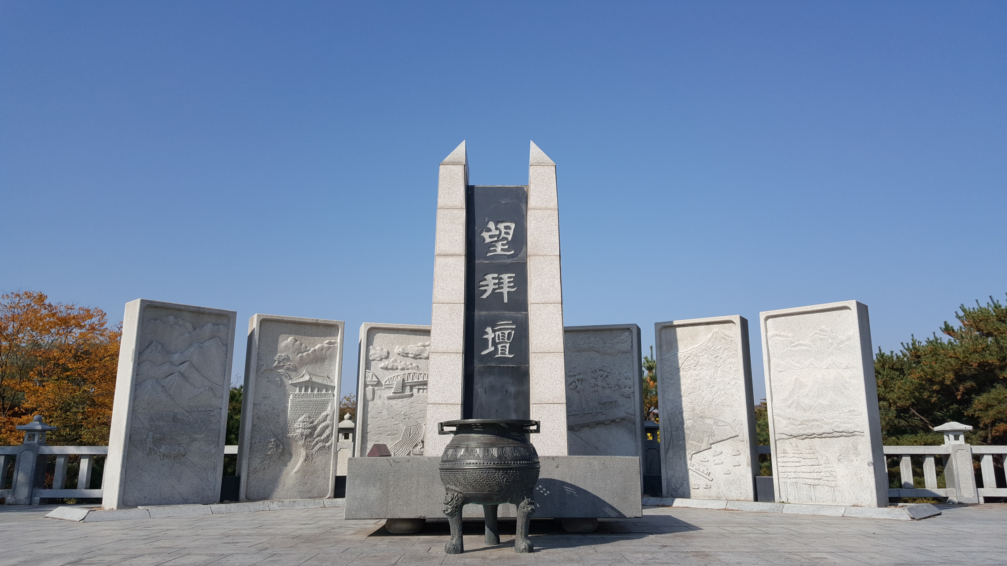 风车与和平钟同框，清晨至黄昏为最佳出片窗口。